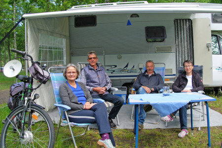 Nutzen verlängerte Wochenenden gern für gemeinsame Camping-Aufenthalte und fühlen sich in Markgrafenheide sehr wohl: Frauke Engmann, Martin Reiche, Thomas Engmann und Ute Reiche (v.l.).