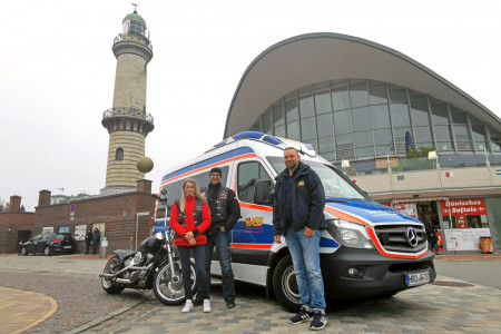 Haben die Motorrad-Interessengemeinschaft Celtic-Biker im Juni 2019 gegründet: Anica und Stefan Ritzkowski (li.), die heute 650 Euro an Matthias Hildebrandt vom Team Wünschewagen MV überreichten.