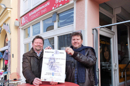 Knut Linke von der Konzertagentur Kulturmeer (li.) und der Sänger Olaf Hobrlant entwickelten die Idee eines Benefizkonzertes für den erkrankten Doc Andreas Buhse.