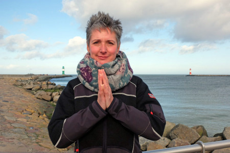 Namaste! Yogalehrerin Corinna Lange fühlt sich in Warnemünde angekommen. Ihre sehr dynamischen Kurse finden im Studio "Yogameer" oder am Strand statt.