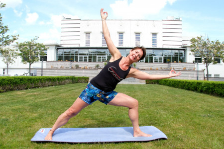 Corinna Lange ist im Vinyasa-Yoga für Bewegungsfreudige zu Hause. Ab dem 1. Juni auch wieder live und in Farbe im Kurhausgarten Warnemünde.