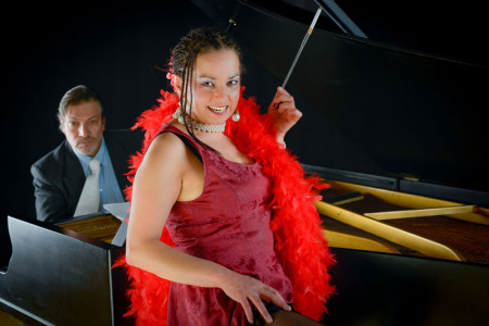 Die Sängerin Lola Bolze und der Pianist Jorge Idelsohn sind das Duo Pianlola. Am Sonntag sind sie mit ihrem deutsch-spanischen Chansontheater zu Gast im Ringelnatz Warnemünde.