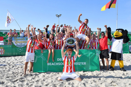 Zum zweiten Mal in Folge holten die Beach Royals Düsseldorf in Warnemünde die Beachsoccer-Krone.