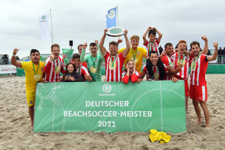 So sehen Sieger aus: Die Beach Royals Düsseldorf eroberten sich heute am Strand von Warnemünde den Beachsoccer-Olymp.