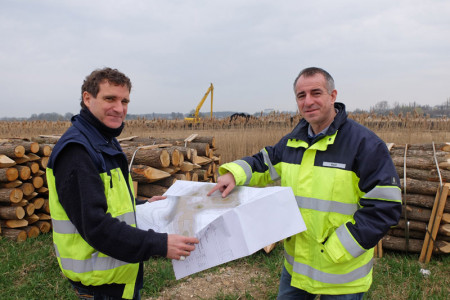 Umweltingenieur Knut Bartsch (li.) und Bauleiter Holger Kleist sind mit dem planmäßigen Verlauf der Renaturierungsmaßnahme im Diedrichshäger Moor sehr zufrieden.