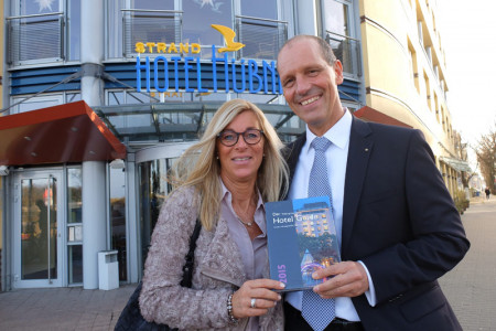 Dietmar Karl, hier mit Ehefrau Bettina, nimmt die Ehrung zum Hotelmanager des Jahres 2015 stellvertretend für sein Team entgegen.