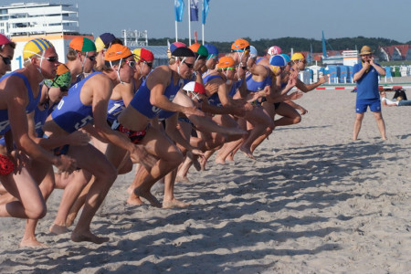 Mit Höchstgeschwindigkeit in die Ostsee: Rettungsschwimmer starten am Strand von Warnemünde. 
