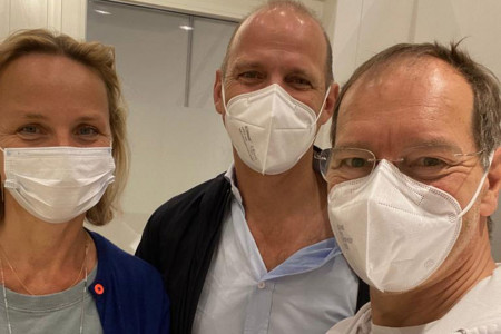 Doc Heinz Martens (r.) hier mit Hilli und Oliver Hack. Beide haben sich in Hamburg bei ihm ihre Corona-Impfung abgeholt.