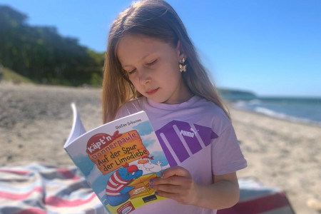 Marlene aus Rostock ist sieben Jahre alt und eine begeisterte Leserin. Die Geschichte um Käpt’n Donnerpaule und die Limodiebe hat sie begeistert.//Foto: Privat