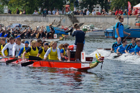 Rhythmisches Trommeln auf dem Alten Strom von Warnemünde: 1.650 Teilnehmer gingen beim 19. Drachenbootfestival an den Start