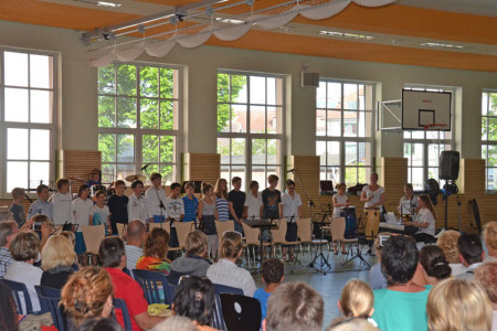 Die Klassenstufen 5 und 6 des ecolea Gymnasiums Warnemünde laden zum Sommerkonzert.