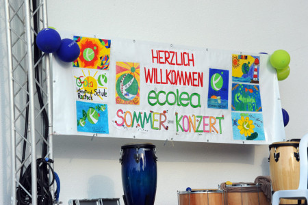 Die Ecolea-Schule lädt zum großen Sommerkonzert in den Warnemünder Kurhausgarten.