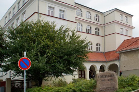 Das Warnemünder ecolea Gymnasium wird heute mit dem Titel "Schule ohne Rassismus – Schule mit Courage" geehrt.