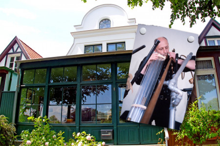 Am Freitag lädt das Edvard-Munch-Haus Warnemünde zu einer Performance „Wasserblasen“ von und mit Werner Durand.//Foto Durand: Veranstalter//Montage: DWM
