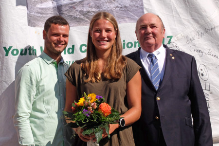 Jugendwart Jakob Schrank (l.) und der Präsident Bodo Bartmann gratulierten der neuen Weltmeisterin Hannah Anderssohn bei der Vereinsfeier zu Ehren der Siegerin.