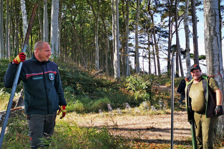 Im Stoltera Küstenwald, westlich von Warnemünde, trafen Revierförster Christoph Willert (l.) und Forstarbeiter Kevin Hoepner gestern die Vorbereitungen für die Einzäunung von zwei zur Aufforstung bestimmter Flächen.