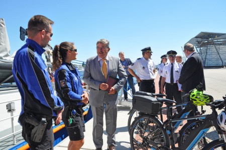 Innenminister Lorenz Caffier gab gestern in Warnemünde den Startschuss für den diesjährigen Bäderdienst. Die Beamten sind auch mit Dienstfahrrädern unterwegs.