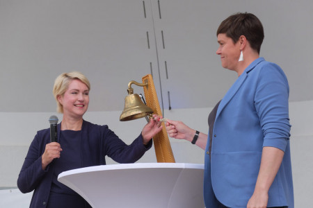 Ministerpräsidentin Manuela Schwesig (l.) und Oberbürgermeisterin Eva-Maria Kröger läuteten gemeinsam die Schiffsglocke. Erstmals in der Hanse-Sail-Geschichte wurde der Startschuss von zwei Frauen gegeben.