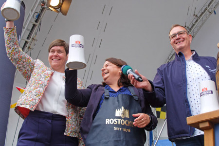 Rostock Oberbürgermeisterin Eva-Maria Kröger (l.) und Sportministerin Stefanie Drese prosten sich nach dem Fassbieranstich zu: Die 85. Warnemünder Woche ist eröffnet.