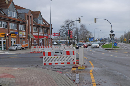Ab Montag, den 23. November, wird am Warnemünder Ortseingang die Fahrbahndecke erneuert. Es kommt zu Verkehrsbehinderungen.