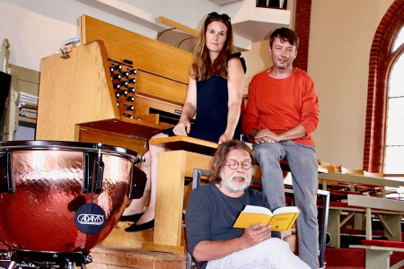Der Warnemünder Kantor, Sven Werner (r.), ist mit Anna Fuchs-Mertens und Ralf-Peter Fuchs befreundet. Gemeinsam gestalten sie am Sonnabend ein musikalisches Märchen.