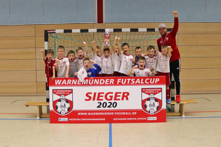 Der SV Warnemünde Fußball e.V. lädt am kommenden Wochenende und Ende Februar zum 5. Futsalcup. Unser Foto zeigt die Siegermannschaft F-Jugend des SVW beim letzten Turnier in 2020, vor der Corona-bedingten Pause.