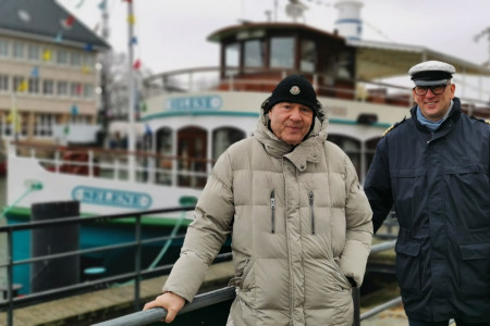 Inhaber Rainer Möller (l.) und Schiffsführer Martin Pust vor der „Selene“. Das Schiff wurde 2019 von der Fahrgastschiffahrt Heckmann übernommen. 