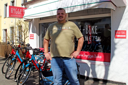 Insgesamt 70 Fahrräder – 60 „normale“ Tiefeinsteiger und zehn E-Bikes – hat Kristian David im Verleih. Als Geschäftsführer von Hygge Bike kümmert er sich um alles Operative.