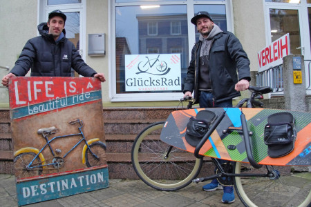Am 1. Februar eröffnen Philipp Saat (l.) und sein Mitarbeiter André Nippold ihr neues Fahrradgeschäft Glücksrad in der Friedrich-Franz-Straße.
