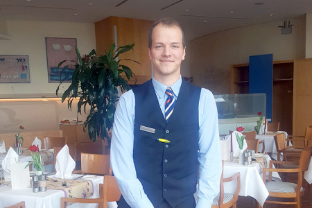 Stolz wie Bolle: Felix Hammermeister ist Azubi im dritten Lehrjahr im Hotel Hübner Warnemünde und belegte beim Landesjugendausscheid der gastronomischen Berufe einen tollen zweiten Platz.