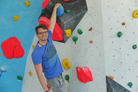 Der 37-jährige Jano Tenev ist begeisterter Wassersportler, Kletterer und Betreiber der Warnemünder Boulderhalle Felshelden.