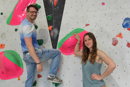 Wieder am Start: Jessi Fiedler und Jano Tenev bereiten den Neustart der Boulderhalle Felshelden in Warnemünde vor.  