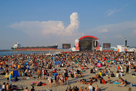 Zuletzt veranstalteten die Radiosender NDR2 und NJOY im Juli 2014 ein großes Musikfestival am Strand von Warnemünde.