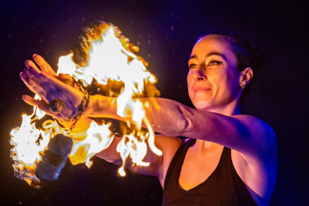 Die atemberaubende Feuershow der „Drei Feuerherzen“ ist beim ersten Warnemünder Kleinkunstfestival an allen drei Tagen das spektakuläre Finale in der Dunkelheit.