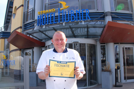 Dirk Heiland ist Küchenchef in den Warnemünder Hübner Hotels. Er freut sich, dass sein Arbeitgeber eine neue Partnerschaft eingegangen ist und zwei Fischaktien erworben hat. Frischfisch ist damit garantiert.