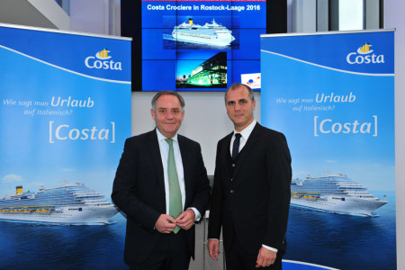 Dr. Rainer Schwarz, Geschäftsführer des Flughafens Rostock-Laage, und Dennis Schrahe, Director Flight Operations AIDA Cruises
