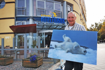 Alle ausgestellten Fotografien von Rainer Rogge sind auf Alu-Dibond und können auch käuflich erworben werden. Das Motiv mit dem „turnenden“ Eisbär glückte ihm auf Spitzbergen.
