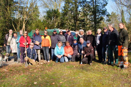 Knapp 30 freiwillige Helfer versammelten sich heute Morgen im Stephan-Jantzen-Park zum gemeinsamen Frühjahrsputz.