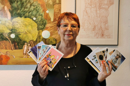Galeristin Ulrike S. Möller läutet den Abschied ein und verteilt Kunstpostkarten an die Besucher.
