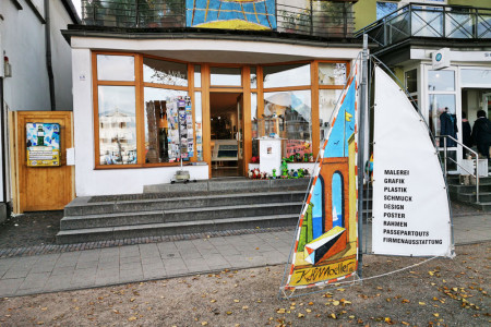 Gezeigt wird in der Galerie Möller vom 6. Oktober bis 15. November ein buntes Potpourri, bestehend aus Holzkunst, Malerei, Grafik, Farbgrafik und Acrylmalerei.