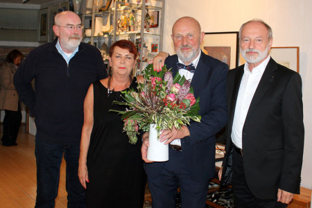 Künstler, die schon in der Galerie ihre Arbeiten ausgestellt hatten, wie etwa Michael Emig (l.) und Christian Lang (r.), gratulierten dem Ehepaar Möller zum Jubiläum.