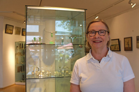 Goldschmiedin Claudia Bätge zeigt in der Galerie Möller Warnemünde ausschließlich unikaten Schmuck.