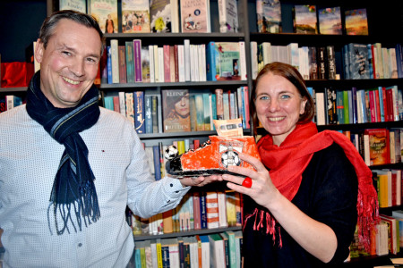 In einem individuell gestalteten Keramik-Töppen überreichte Buchhändlerin Sabine Sandig 400 Euro an Mike Frahm, Vorstandsmitglied beim SV Warnemünde Fußball e.V.