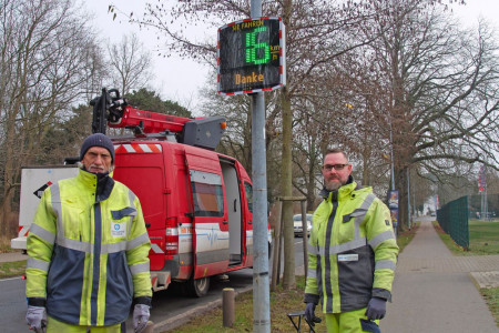 Bei den Rostocker Stadtwerken für Straßenbeleuchtung zuständig sind Egon Gundlach (l.) und Sebastian Heitner. Sie installierten heute die „freundliche“ Geschwindigkeits-Anzeigetafel auf Höhe der Parkstraße 45 in Warnemünde.
