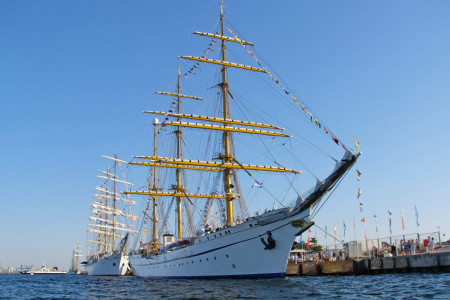 Das Segelschulschiff der Deutschen Marine „Gorch Fock“ ist auch in diesem Jahr das Flaggschiff der Hanse Sail und macht am Warnemünder Passagierkai fest.
