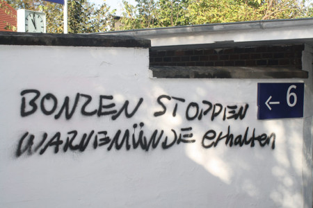 Diese illegalen Graffitis im und am Bahnhofstunnel lassen das Stimmungsbild vieler Warnemünder erahnen.