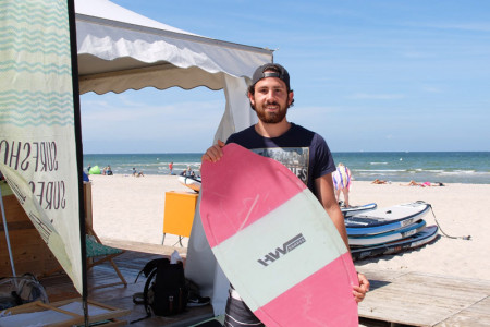 Ab sofort ist die Surfstation von HW Shapes am Strand unterhalb von Leuchtturm und Teepott geöffnet. Der 22-jährige Bastian Kanschat (Foto) ist neben Derek Louis Ansprechpartner vor Ort.