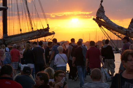 Ein buntes Volksfest begeistert zur 28. Hanse Sail Rostock.