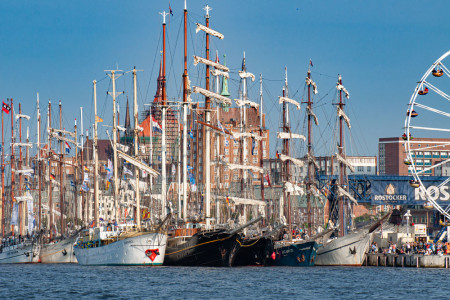 Auf der Hanse Sail können Besucher Ostsee, Wellen und Wind bei einer Ausfahrt mit einem der vielen Teilnehmerschiffe hautnah erleben.