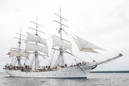 Die norwegische „Christian Radich“ kommt zur 28. Hanse Sail nach Rostock. 